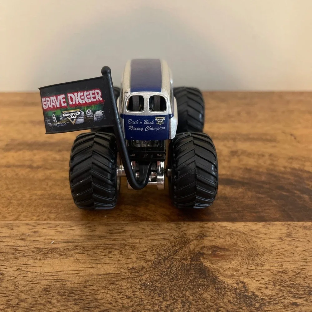 Hot Wheels Boys 1:64 Monster Truck Blue Grave Digger The Legend Flag Diecast